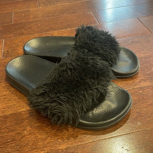 Womens Black Fuzzy Slides - Picture 1 of 4